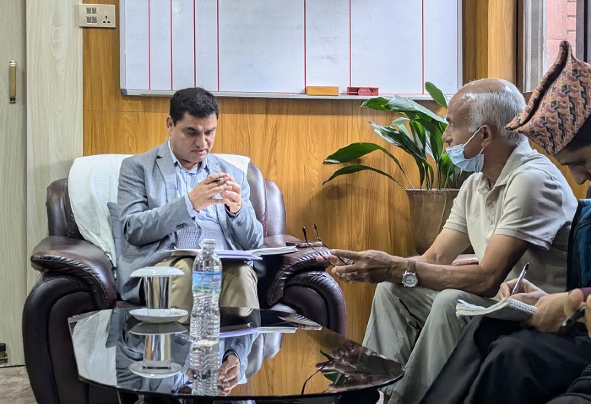 चिकित्सक गोविन्द केसीसँग स्वास्थ्य मन्त्री पौडेलले भने, ‘तपाईंले उठाएका माग पूरा गर्ने गरी अघि बढ्नेछौं’